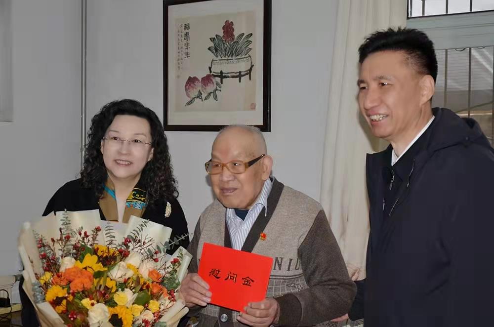 濟南產(chǎn)發(fā)集團黨委副書記、總經(jīng)理黃蓓走訪慰問離休老干部、老黨員